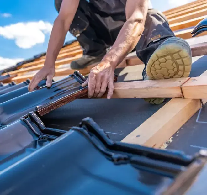 Dachdecker bei der Arbeit